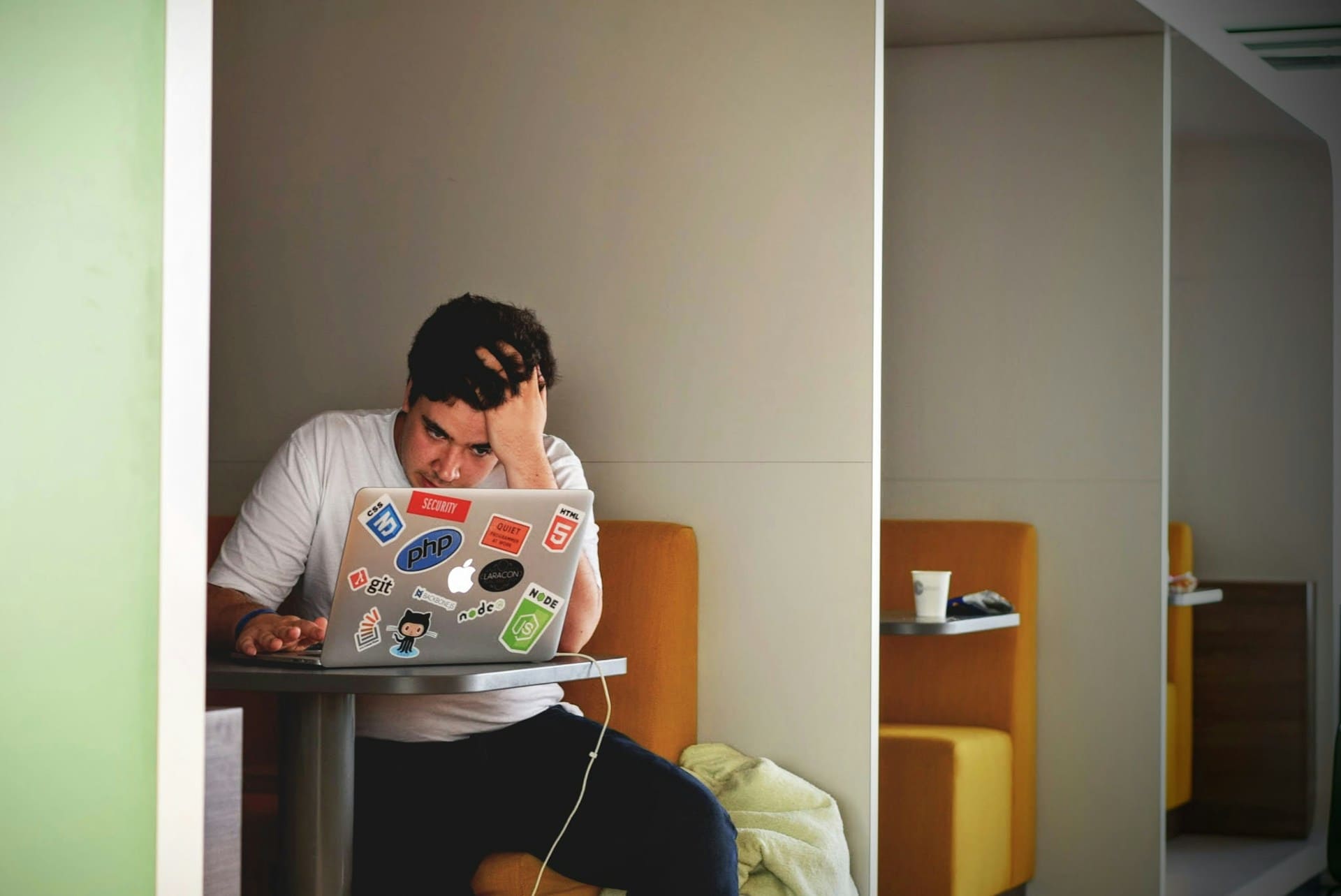 Télétravail & stress : Intégrer le CBD pour garder l’équilibre mental